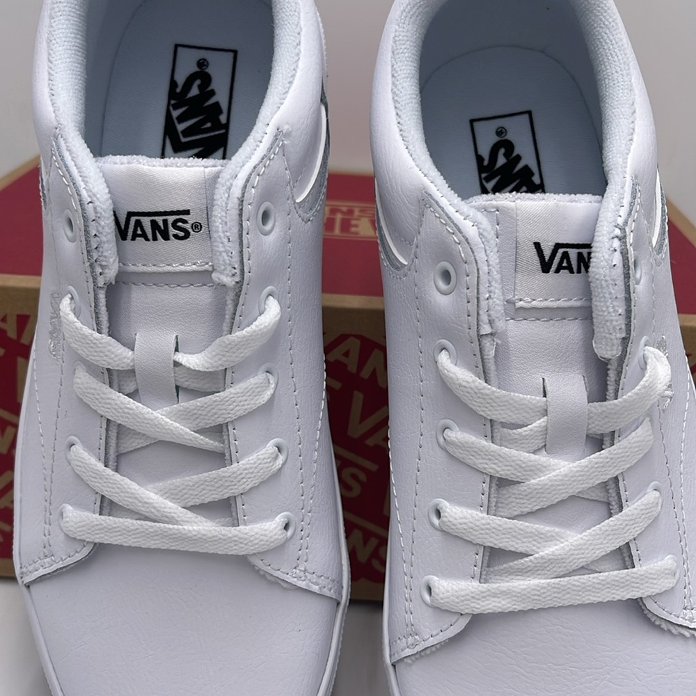 Vans WMNS Seldan (Tumble) White/White
VN0A4U2505R Sneakers - Picture 15 of 16